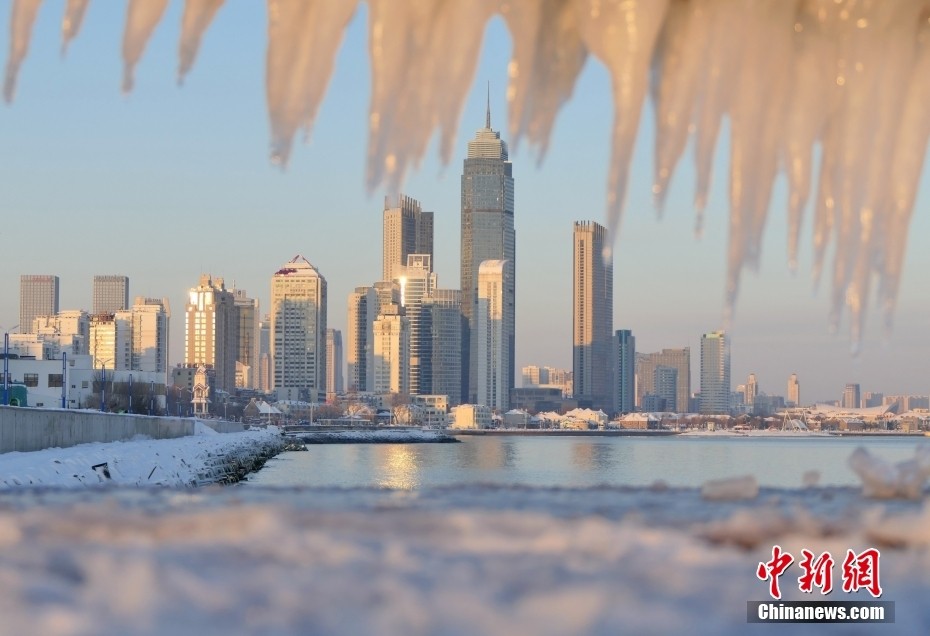 寒潮过境 山东烟台海滨现冰凌宛如冰雪世界